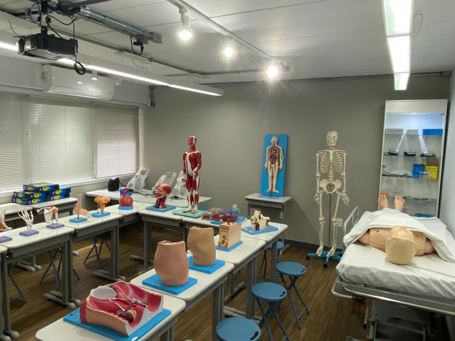 Laboratório de anatomia da FPCS, com modelos e simuladores